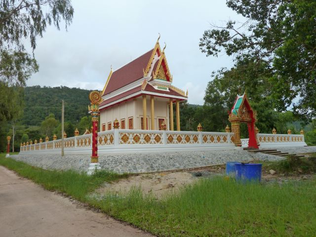 Ein Wat in der Nähe des Ratchakarun Beach.